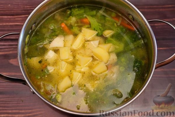 Овощной суп с брокколи, рисом и стручковой фасолью