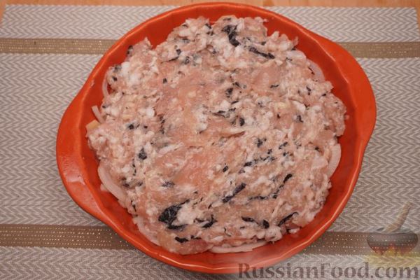 Картофель, запечённый с фаршем, грибами и сыром