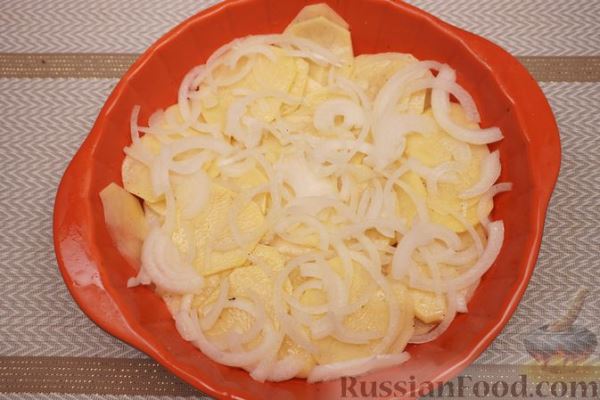 Картофель, запечённый с фаршем, грибами и сыром