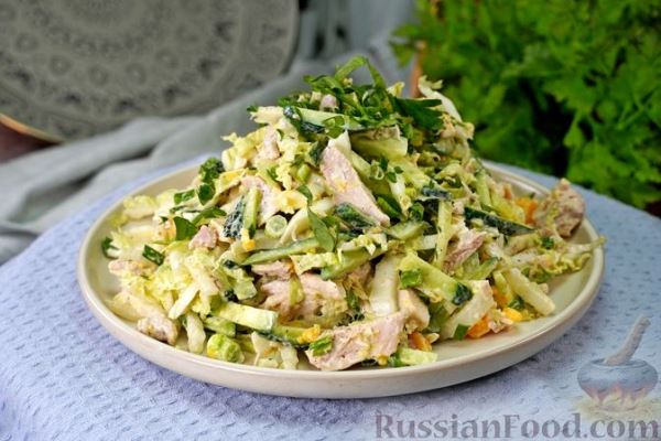 Салат с курицей, пекинской капустой и огурцами