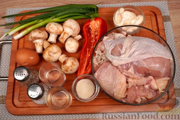 Отварной куриный рулет с омлетом, грибами и сладким перцем