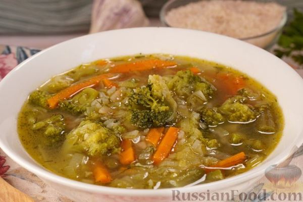 Овощной суп с брокколи, рисом и стручковой фасолью