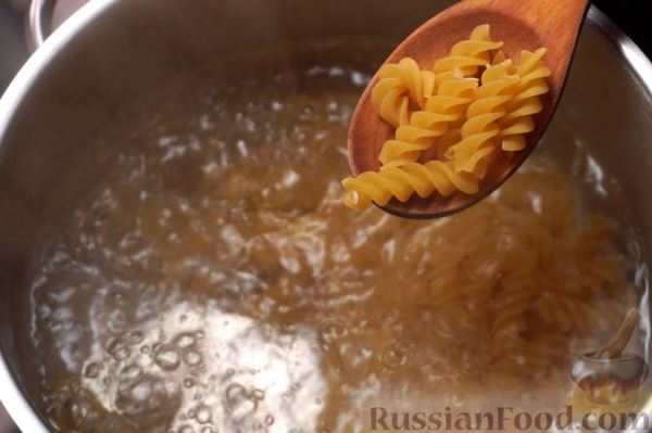 Томатный суп с тушёнкой и макаронами