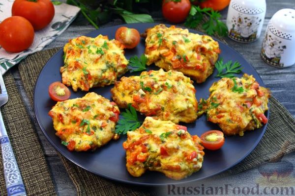 Куриное филе, запечённое с помидорами, перцем и сыром