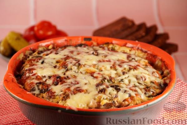 Картофель, запечённый с фаршем, грибами и сыром